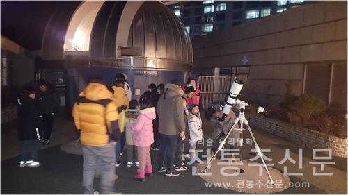 12월 23일 토요일 저녁 6시부터 9시까지 군포시민을 대상으로 하는 겨울철 천문행사 '누리천문대 별밤가족여행 특별관측회' 행사를 개최.jpg