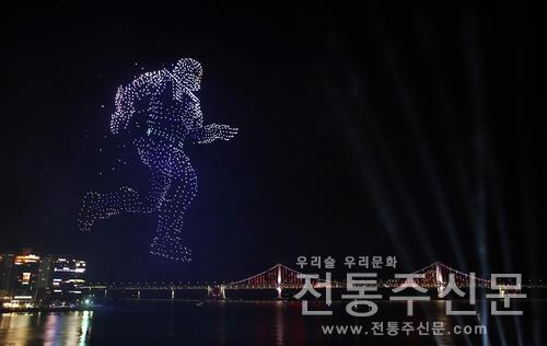 12월 31일 밤 자정 광안리해변에서 '광안리 M 드론라이트쇼2024 카운트다운' 공연.jpg